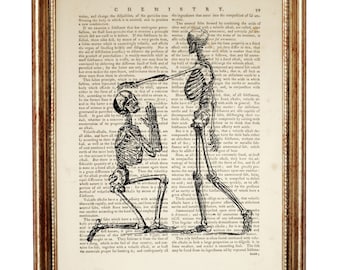 Impressão artística de casal de esqueletos em dicionário, decoração de parede em estilo gótico romântico.
