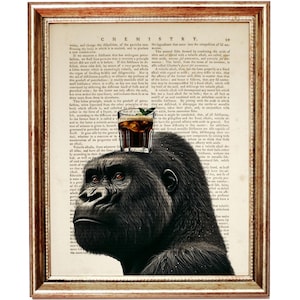 Gorilla mit Getränk Wörterbuch, Kunstdruck, Dschungel Tier Poster, Bar Wanddekor, Tierportrait