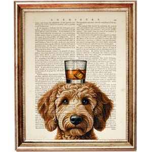 Stampa artistica con dizionario di Goldendoodle marrone con bicchiere di bourbon, decorazione murale con whisky per cani, ritratto di animali domestici divertente, decorazione da bar
