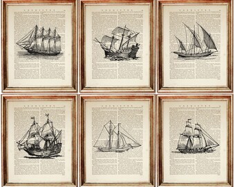 Puede incluir: Seis ilustraciones vintage de barcos de vela en blanco y negro, enmarcadas en oro, sobre un fondo de páginas de libros antiguos.