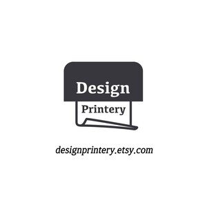 Op de afbeelding: Een donkergrijs logo met een gestileerd printerpictogram met de tekst Design Printery erin, en de URL designprintery.etsy.com in een schreeflettertype onder het pictogram. Het ontwerp wordt gepresenteerd in een strak, minimalistisch grafisch formaat.