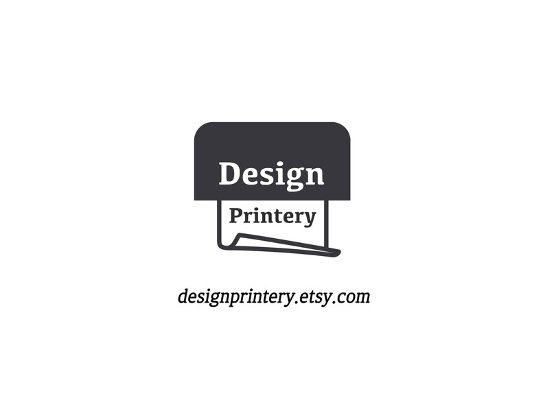 Op de afbeelding: Een donkergrijs logo met een gestileerd printerpictogram met de tekst Design Printery erin, en de URL designprintery.etsy.com in een schreeflettertype onder het pictogram. Het ontwerp wordt gepresenteerd in een strak, minimalistisch grafisch formaat.