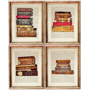 Op de afbeelding: Vier ingelijste prints van vintage boekstapels op een witte achtergrond. Elke print toont een stapel oude boeken met versleten lederen kaften en verouderde pagina's. De tekst op de pagina's is wazig en onleesbaar. De lijsten zijn goudkleurig en hebben een eenvoudig ontwerp.