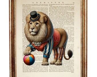 Elegante decorazione murale con leone e cappello, stampa di animali da circo su pagina di libro vintage, pantaloni a righe, cappello a cilindro, leone vestito, decorazione per la casa
