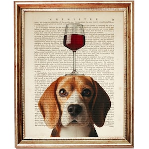 Puede incluir: Impresión enmarcada con la cara de un beagle superpuesta en una página de libro antiguo con la palabra "CHEMISTRY". Una copa de vino tinto está colocada encima de la cabeza del perro.