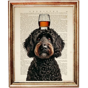 Stampa artistica di Goldendoodle nero con bicchiere di bourbon, ritratto di cane eccentrico, dizionario, decorazione da parete per bar, poster per animali domestici, 5x7