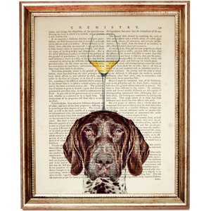 Peut inclure: Un chien Braque Allemand à poil court brun et blanc avec un verre de vin blanc sur la tête. Le chien regarde directement le spectateur. L'image est une illustration de style vintage avec du texte en arrière-plan.