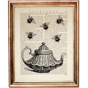 Könnte beinhalten: Eine Vintage-Illustration einer silbernen Teekanne mit aufwendigen floralen Designs, umgeben von Bienen auf einer Seite aus einem alten Buch mit Text über Chemie.