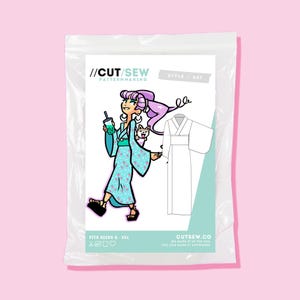 Può includere: Un pacchetto di modelli di cucito in un sacchetto di plastica trasparente. La confezione presenta un'illustrazione a cartoni animati di una persona in kimono, che tiene in mano una bevanda e un cagnolino. Il testo sulla confezione recita "//CUT/SEW PATTERNMAKING" e "CUTSEW.CO".