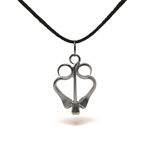 Muse Unisex Anhänger Halskette mit Lederband in Samttasche - Handgefertigter Stahlschmuck - Individuelles Geschenk