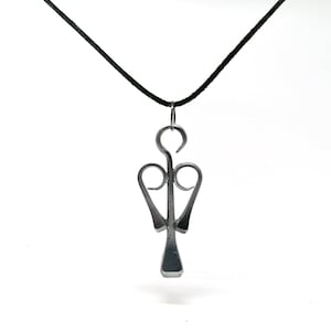 Engel Anhänger mit Lederband im Samtbeutel - Handgefertigter Stahl Schmuck - Individuelles Geschenk