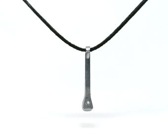 Acero y brillo: colgante de cristal Swarovski transparente hecho con clavo de herradura. Regalo de joyería artesanal.