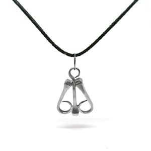 Aufsteigende Anhänger-Halskette mit Lederband im Samtbeutel - Handgefertigter Stahlschmuck - Individuelles Geschenk