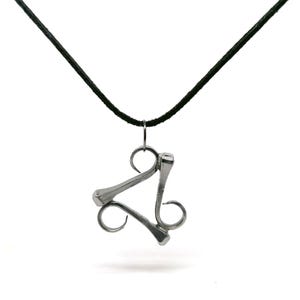 Keltischer Anhänger mit Lederband im Samtbeutel - Handgefertigter Stahlschmuck - Individuelles Geschenk