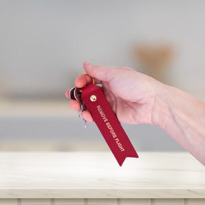 Personalisierte Leder entfernen vor dem Flug Schlüsselbund oder Taschenanhänger. Pilot Geschenk, Cabin Crew Geschenk, Luftfahrt Geschenk, Flugzeug entfernen vor dem Flug