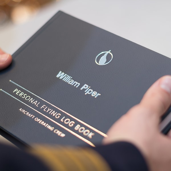 Personalisiertes Pilotengeschenk, Logbuch aus recyceltem Leder, handgefertigt in Großbritannien