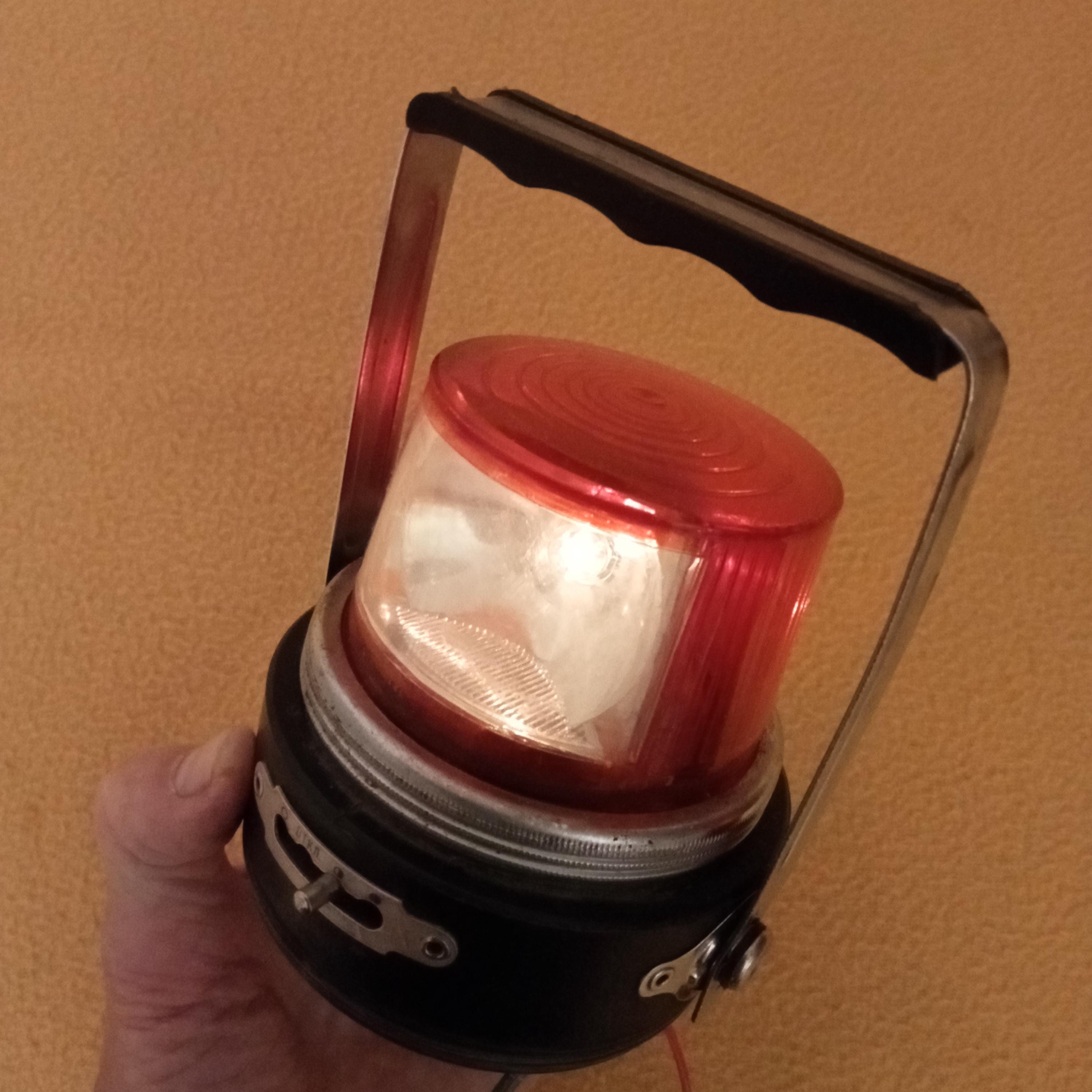 Lampe torche vintage soviétique en métal rouge des années