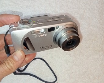 Sony Smart Zoom DSC-P8, Carl Zeiss optics, 3.2 MP camera, made in Japan, optical zoom, stylish camera, working, early 2000s digital camera