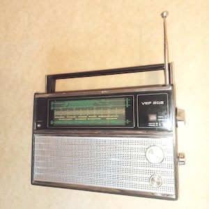 Radio VEF 202 en funcionamiento. Radio soviética vintage de los años 70. Radio portátil de transistores de la URSS. Fabricada en la República Socialista Soviética de Letonia. Decoración del hogar.