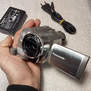動作するパナソニック NV-GS150gc、ミニ DV、メモリ カード、日本の光学機器、ビンテージ カセット ビデオ カメラ、日本、ミニ カセットのビンテージ ビデオ カメラ