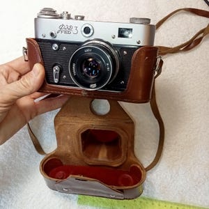 Macchina fotografica sovietica d'epoca funzionante FED 3 con obiettivo Industar-61 f2.8 52 mm, macchina fotografica URSS da 35 mm. Filettatura M39 identica alla filettatura Leica, testata