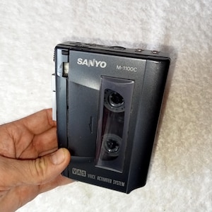 Funktionierender Kassetten-Diktiergerät Sanyo M-1100C, Sprachsteuerungssystem, kompakter Kassettenspieler, stilvoller Diktiergerät.