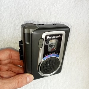 Funktionierender Mini-Kassettenrekorder Panasonic RQ-L10, Kassettenspieler, tragbarer Kassettenspieler, Panasonic Diktiergerät mit Lautsprecher.vintage