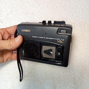 Funktionierender tragbarer Mini-Kassettenrekorder Casio TP-6, hergestellt in Thailand, bequeme Aufnahme, stilvoller Sprachrekorder