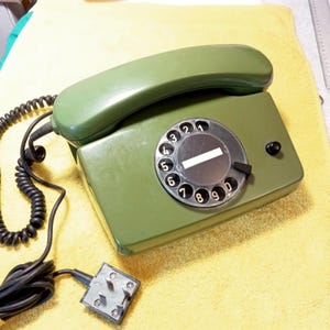 Teléfono fijo verde en funcionamiento Siemens FeTAp 791-1 DDR, teléfono alemán de la era soviética de los años 90, teléfono vintage, aparato antiguo, probado