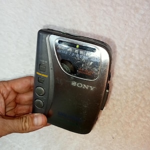 Funktionierender Kassettenspieler, Sony Walkman WM-EX325, tragbarer Kassettenspieler, Megabass, FM/AM-Radio, Vintage Grauer Sony Player