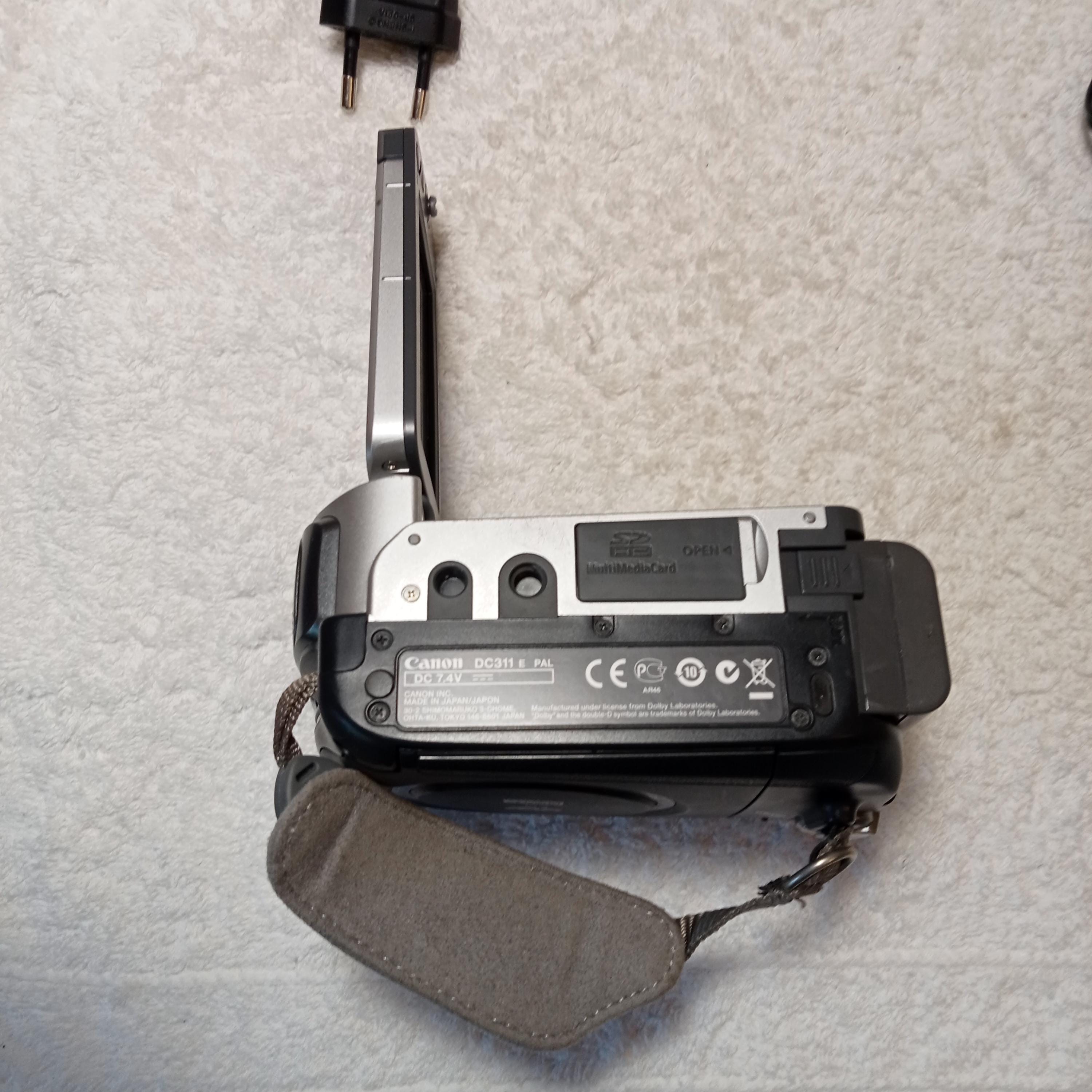 動作するDVDビデオカメラ、シルバーのデジタルビデオカメラCanon DC311