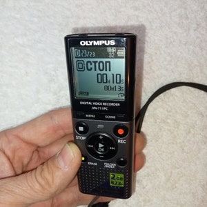 Funktionierender digitaler Sprachrekorder Olympus VN-711PC, Audio-Sprachrekorder, Diktiergerät, einfache Bedienung, eleganter Sprachrekorder, Retro-Stil