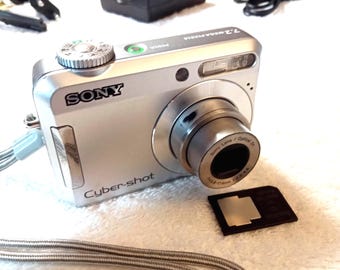 Working silver Sony Cybershot DSC-S650, 7.2 MP camera,6x digital zoom,tested and working,digital camera,memory card,charger, cord