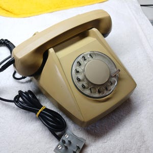Fungerande samlarobjekt 1982 tjeckoslovakisk Tesla TA 3100 telefon med vridskiva, östblocksretroelektronik, industriell filmtelefon