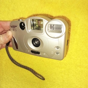 Cámara de película Wizen BF5 en funcionamiento, con jabonera de 35 mm y óptica japonesa. Flash automático. Cámara DX de los años 90. Cámara de película retro Kodak analógica, prácticamente nueva.