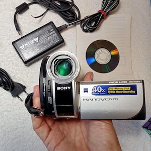 En condiciones de funcionamiento, cámara de vídeo digital Sony DCR-DVD610E, híbrida, Handicam, Vario Tessar, funciona en mini DVD y tarjeta de memoria, zoom: 2000x