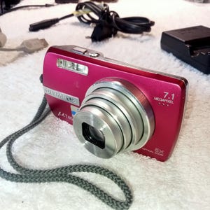 Werkende rode Olympus mju740, digitale camera met 5x optische zoom, Olympus 7.2MP, compacte camera voor beginners, Olympus, elegante camera