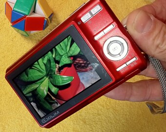 赤いデジタルカメラ、動作する Casio Exlim EX-Z77、7.2 MP カメラ、3