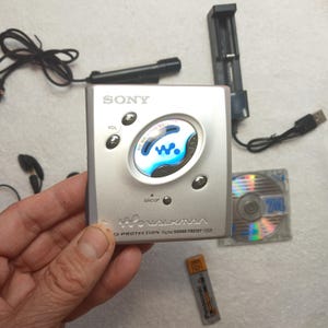 レトロ。ジャンク品！本体リモコンのみ！SONY ウォークマン MD