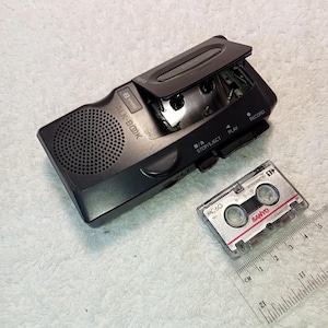 Funktionierender Mikrokassettenrekorder Sanyo TRC-520M, 2 Geschwindigkeiten, eleganter Sprachrekorder.