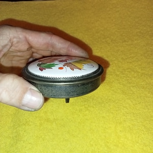 Vintage Sowjetische Metall box, Listopad Pulver Kiste, Sowjetische handbemalte 60er Ussr Emaille Tisch Kiste, Schmuck box, Desktop Mini Schlüsselanhänger Box