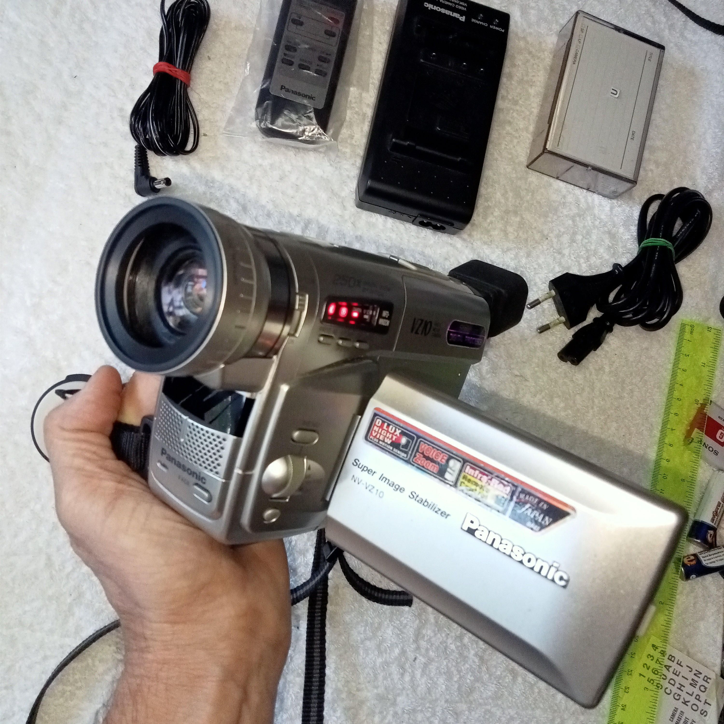 File:VHS-С камера Panasonic NV-VZ10.jpg - Wikimedia Commons