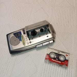 Mikrokassettenrekorder funktionierend Olympus Pearlcorder J500, einfache Steuerung, Batterieanzeige, klarer Klang, Sprachrekorder, Vintage-Dekor