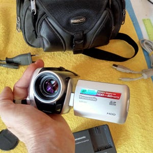Caméra vidéo argentée fonctionnelle Panasonic SDR-H21EE-S, disque dur 30 Go, optique japonaise, zoom optique 32x, hybride, numérique, disque dur et carte SD, Japon, Osaka