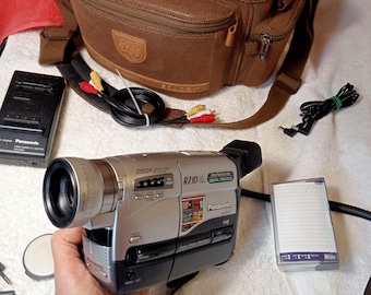 Funktionsfähige Panasonic NV-RZ10EN Videokamera, VHS-C, 200-facher Zoom, Ladegerät, Kabel, Kassette, Tasche, stylischer Vintage-Camcorder, getestet, PAL