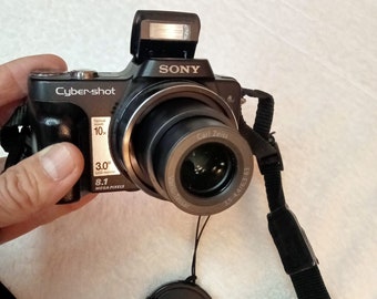 SONY Cyber-Shot DSC-H10, óptica Carl Zeiss, cámara de 8,2 MP, zoom óptico de 10x, elegante cámara plateada japonesa, cámara digital funcional, década de 2000.