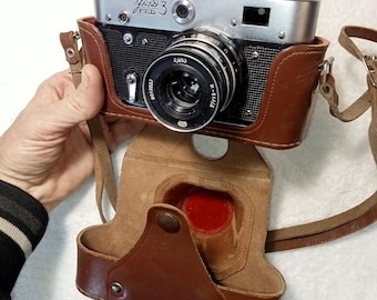 Appareil photo argentique soviétique vintage FED 3 fonctionnel avec objectif Industar-61 L/D f/2.8 52 mm. Appareil photo 35 mm ancien d'URSS. Filetage M39 identique au filetage Leica.