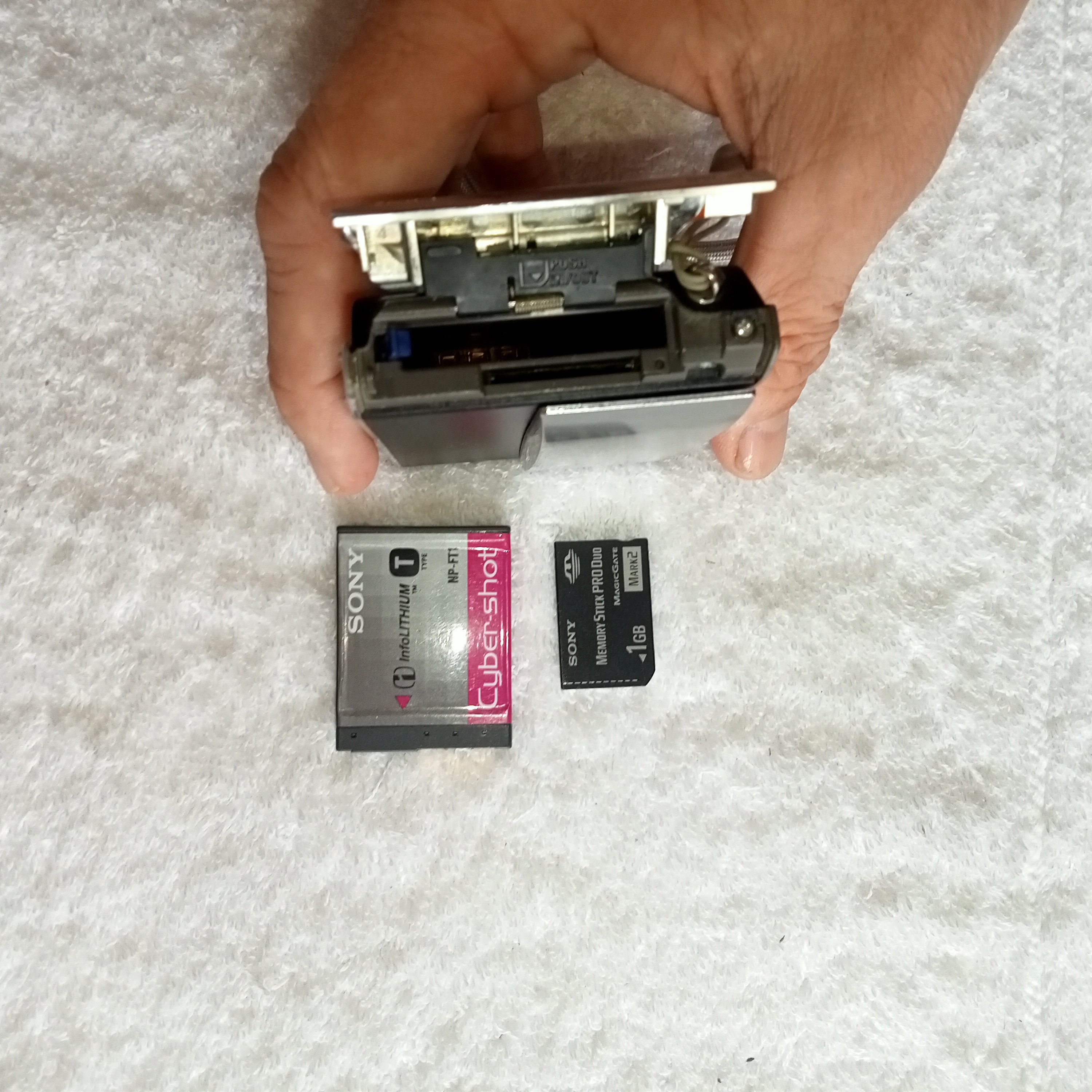 Sony Cyber-shot DSC-T5 5.1MP Digital Camera - Gold for sale