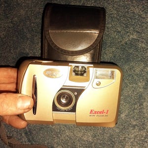 動作可能なヴィンテージフィルムカメラ Wizen Excel-1 35mm ポイントアンドシュートカメラ 初心者向けケース付き。オートフラッシュ DX フィルムカメラ レトロ コダック アナログ