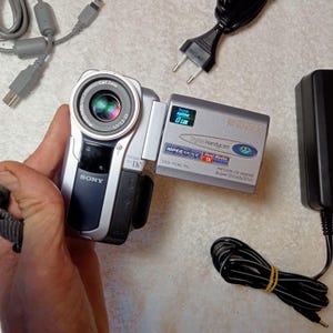 En condiciones de funcionamiento, Sony DCR-PC9E, cámara de video digital, funciona con mini DV y tarjeta de memoria, zoom digital de 120x, PAL, Handycam, sin batería, Japón